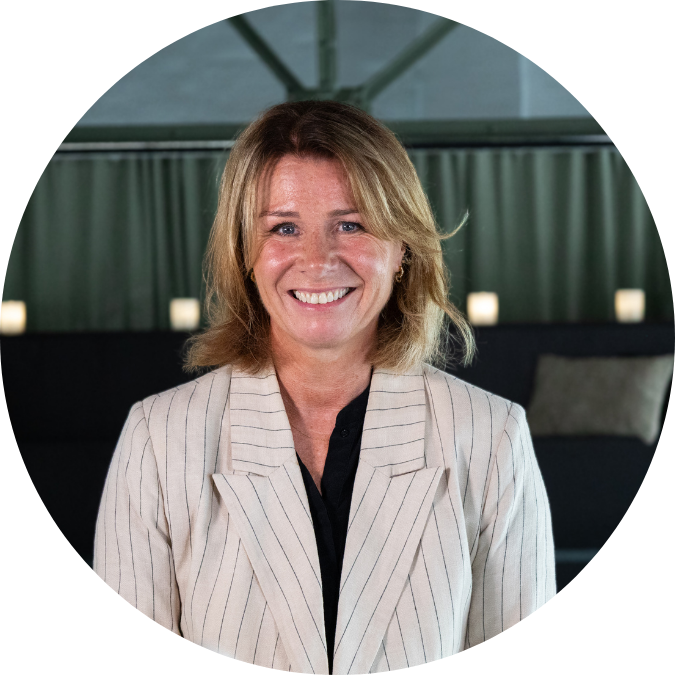 Kvinna som ler mot kameran