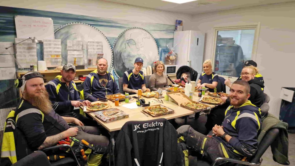 Ett gäng personer som äter pizza